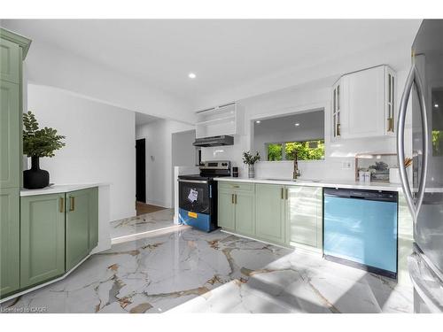 39 Grandfield Street, Hamilton, ON - Indoor Photo Showing Kitchen
