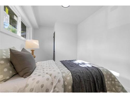 39 Grandfield Street, Hamilton, ON - Indoor Photo Showing Bedroom