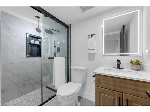 39 Grandfield Street, Hamilton, ON - Indoor Photo Showing Bathroom
