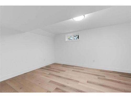 39 Grandfield Street, Hamilton, ON - Indoor Photo Showing Other Room