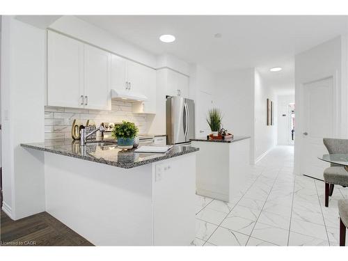 49 Malcolm Crescent, Haldimand, ON - Indoor Photo Showing Kitchen With Upgraded Kitchen