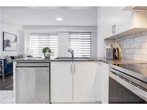 49 Malcolm Crescent, Haldimand, ON - Indoor Photo Showing Kitchen With Upgraded Kitchen