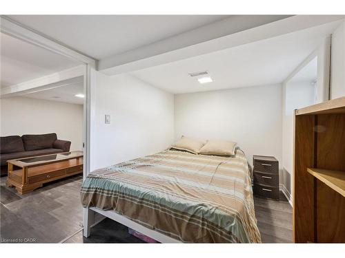 321 Vine Street, Cambridge, ON - Indoor Photo Showing Bedroom