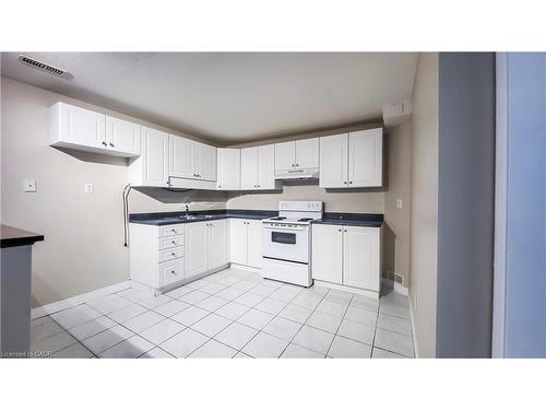 1-132 Udvari Crescent, Kitchener, ON - Indoor Photo Showing Kitchen