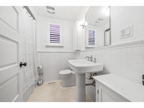 198 Homewood Avenue, Hamilton, ON - Indoor Photo Showing Bathroom