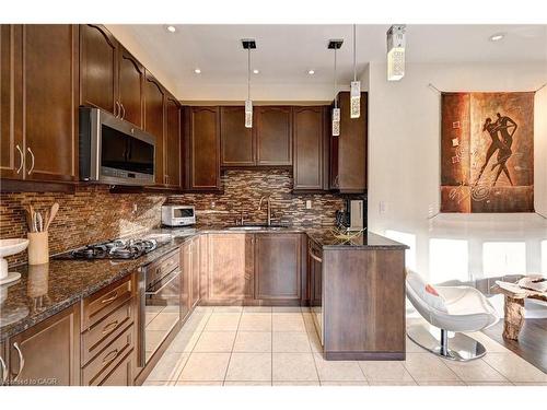 150 Holland Circle, Cambridge, ON - Indoor Photo Showing Kitchen With Upgraded Kitchen