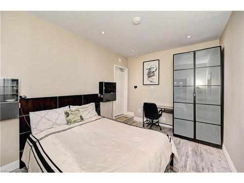 150 Holland Circle, Cambridge, ON - Indoor Photo Showing Bedroom