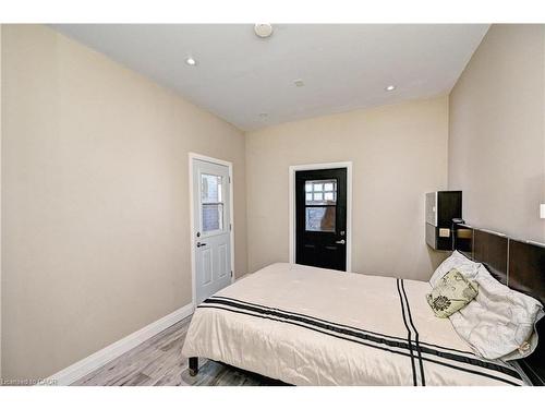 150 Holland Circle, Cambridge, ON - Indoor Photo Showing Bedroom