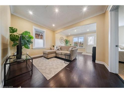 23 Wexford Avenue N, Hamilton, ON - Indoor Photo Showing Living Room