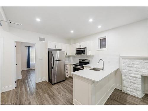 27 Melrose Avenue S, Hamilton, ON - Indoor Photo Showing Kitchen