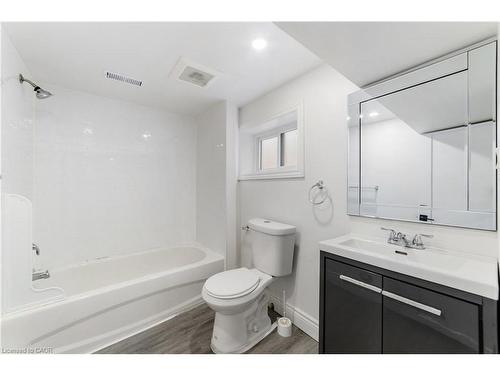 27 Melrose Avenue S, Hamilton, ON - Indoor Photo Showing Bathroom