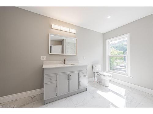 354 Cumberland Avenue, Hamilton, ON - Indoor Photo Showing Bathroom