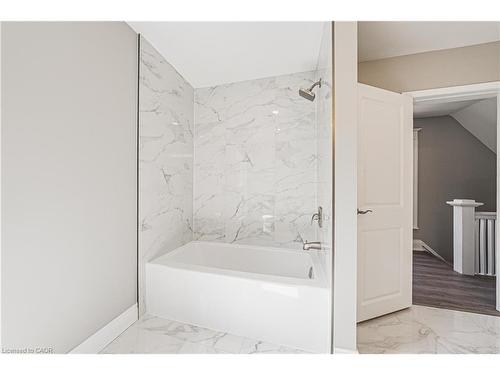 354 Cumberland Avenue, Hamilton, ON - Indoor Photo Showing Bathroom