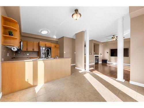 114 Armour Crescent, Hamilton, ON - Indoor Photo Showing Kitchen