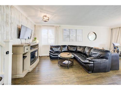 4 Jill Court, St. Catharines, ON - Indoor Photo Showing Living Room