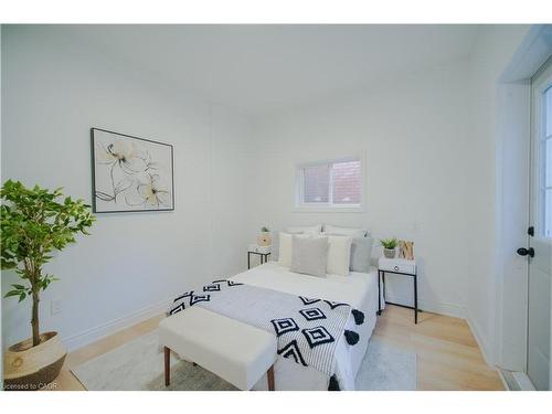 11 East 25Th Street, Hamilton, ON - Indoor Photo Showing Bedroom