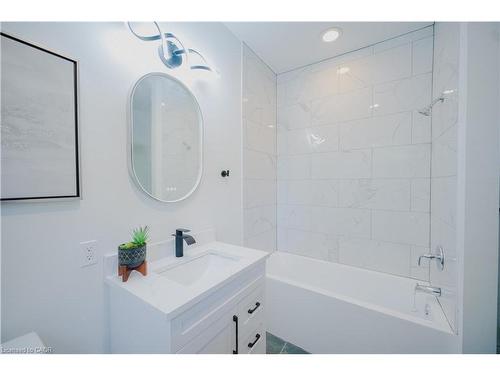 11 East 25Th Street, Hamilton, ON - Indoor Photo Showing Bathroom