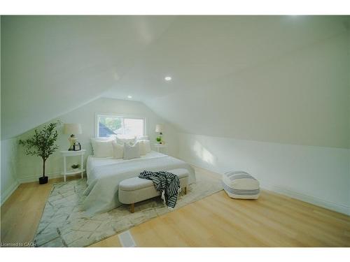 11 East 25Th Street, Hamilton, ON - Indoor Photo Showing Bedroom
