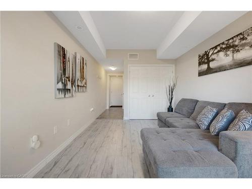E7-70 Willowrun Drive, Kitchener, ON - Indoor Photo Showing Living Room