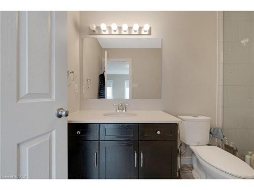 E7-70 Willowrun Drive, Kitchener, ON - Indoor Photo Showing Bathroom