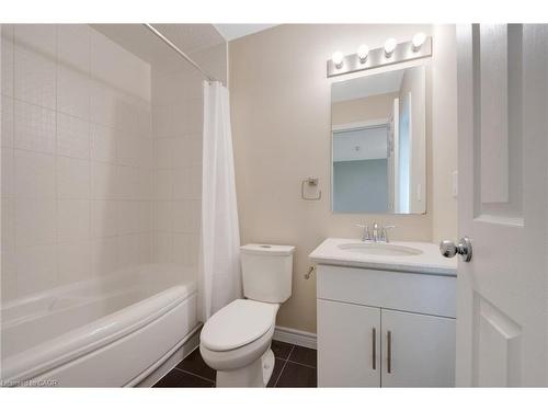 E7-70 Willowrun Drive, Kitchener, ON - Indoor Photo Showing Bathroom