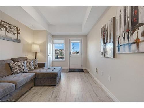 E7-70 Willowrun Drive, Kitchener, ON - Indoor Photo Showing Living Room