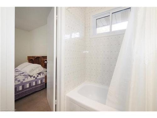 197 Wedgewood Drive, Cambridge, ON - Indoor Photo Showing Bathroom
