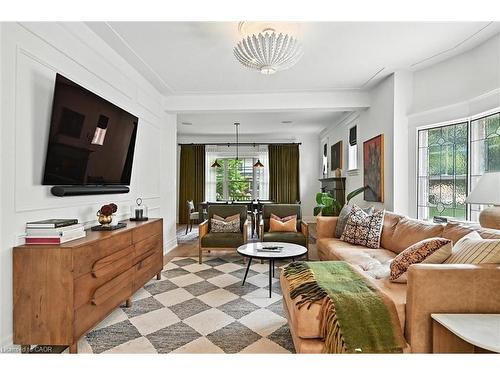 112 Chedoke Avenue, Hamilton, ON - Indoor Photo Showing Living Room