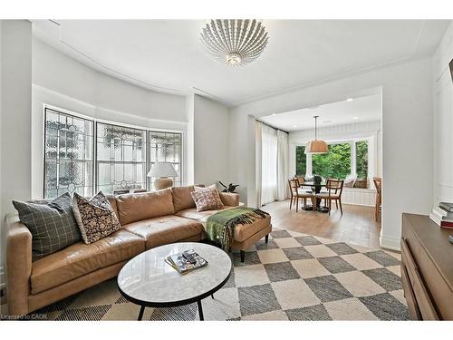 112 Chedoke Avenue, Hamilton, ON - Indoor Photo Showing Living Room