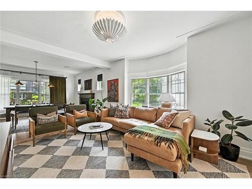 112 Chedoke Avenue, Hamilton, ON - Indoor Photo Showing Living Room