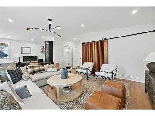 112 Chedoke Avenue, Hamilton, ON - Indoor Photo Showing Living Room