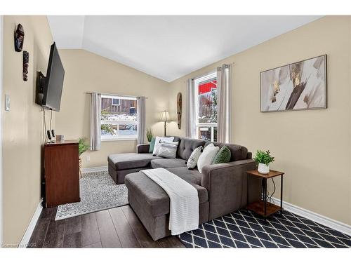 4956 Beam Street, Beamsville, ON - Indoor Photo Showing Living Room