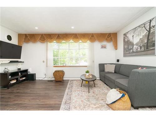 55 Ramblewood Way, Kitchener, ON - Indoor Photo Showing Living Room
