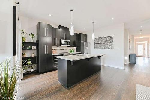 15-35 Midhurst Heights, Hamilton, ON - Indoor Photo Showing Kitchen With Upgraded Kitchen