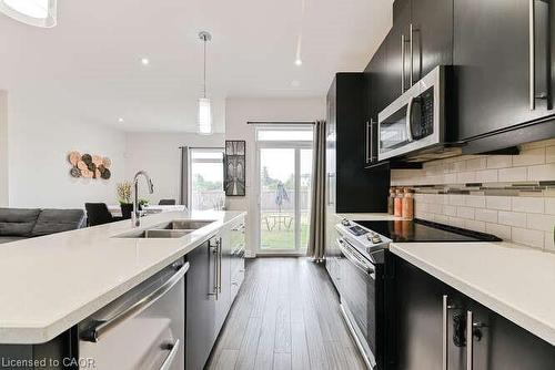 15-35 Midhurst Heights, Hamilton, ON - Indoor Photo Showing Kitchen With Double Sink With Upgraded Kitchen