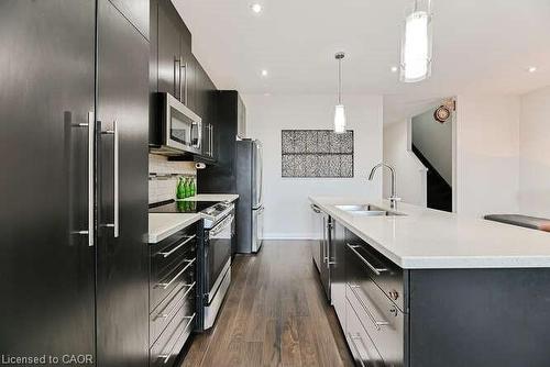 15-35 Midhurst Heights, Hamilton, ON - Indoor Photo Showing Kitchen With Double Sink With Upgraded Kitchen