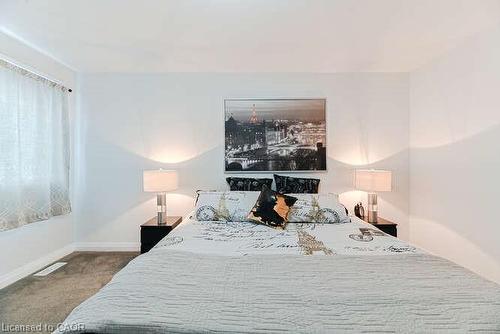 15-35 Midhurst Heights, Hamilton, ON - Indoor Photo Showing Bedroom