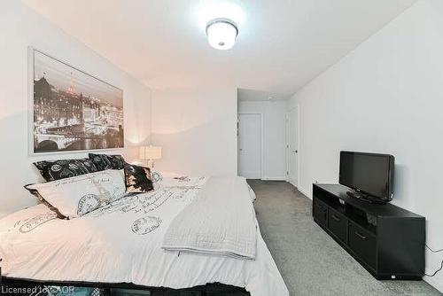 15-35 Midhurst Heights, Hamilton, ON - Indoor Photo Showing Bedroom