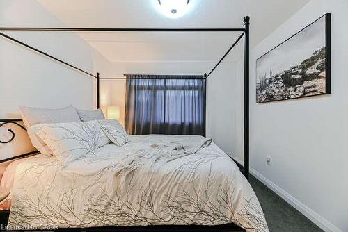 15-35 Midhurst Heights, Hamilton, ON - Indoor Photo Showing Bedroom