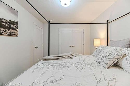 15-35 Midhurst Heights, Hamilton, ON - Indoor Photo Showing Bedroom