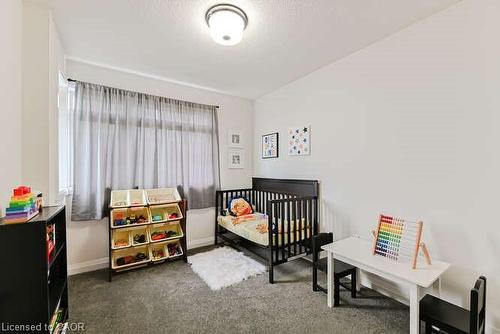 15-35 Midhurst Heights, Hamilton, ON - Indoor Photo Showing Bedroom