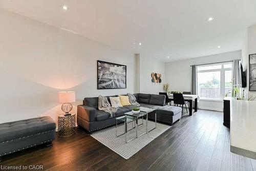 15-35 Midhurst Heights, Hamilton, ON - Indoor Photo Showing Living Room