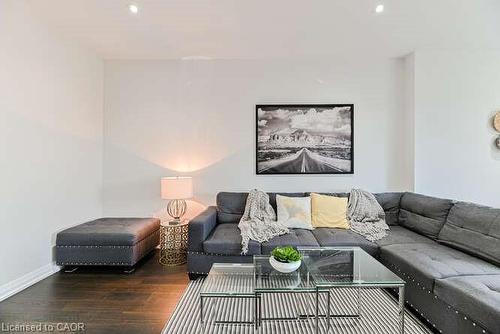 15-35 Midhurst Heights, Hamilton, ON - Indoor Photo Showing Living Room