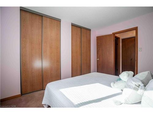 1447 Reynolds Avenue, Burlington, ON - Indoor Photo Showing Bedroom