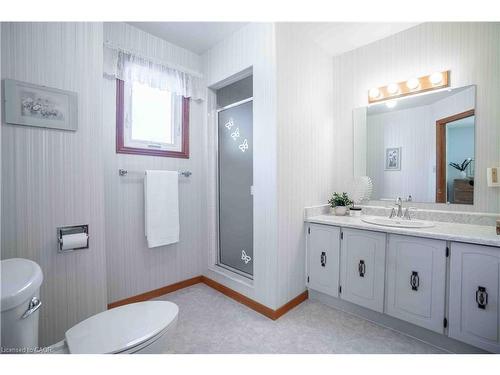 1447 Reynolds Avenue, Burlington, ON - Indoor Photo Showing Bathroom