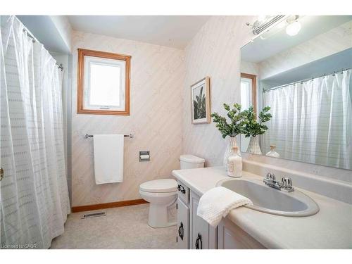 1447 Reynolds Avenue, Burlington, ON - Indoor Photo Showing Bathroom