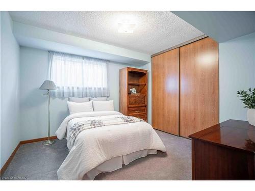 1447 Reynolds Avenue, Burlington, ON - Indoor Photo Showing Bedroom