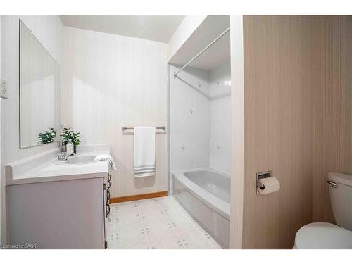 1447 Reynolds Avenue, Burlington, ON - Indoor Photo Showing Bathroom
