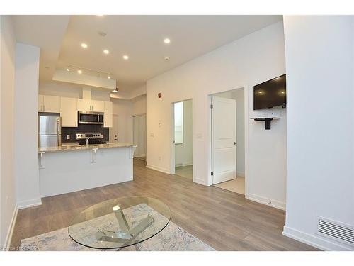 4040 Upper Middle Road, Burlington, ON - Indoor Photo Showing Kitchen