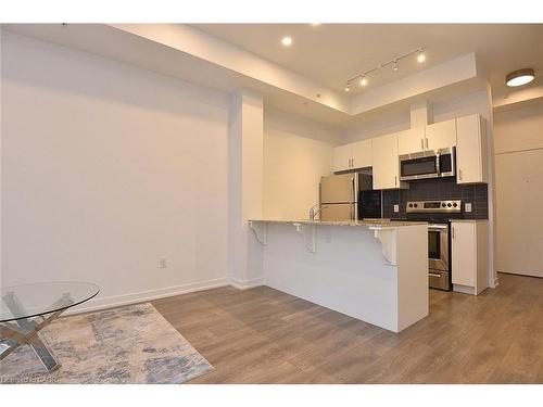 4040 Upper Middle Road, Burlington, ON - Indoor Photo Showing Kitchen